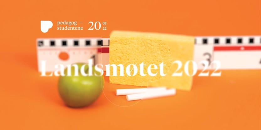 Bilde av en tavlelinjal, en gul svamp, tre hvite tavlekritt og et eple på oransje bakgrunn. Teksten vilser Landsmøtet 2022.