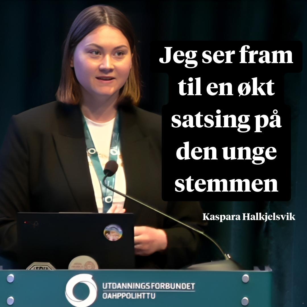 En kvinne står på talerstolen. Tekst foran bildet: Jeg ser fram til en økt satsing på den unge stemmen. Sitat Kaspara Halkjelsvik. Foto.