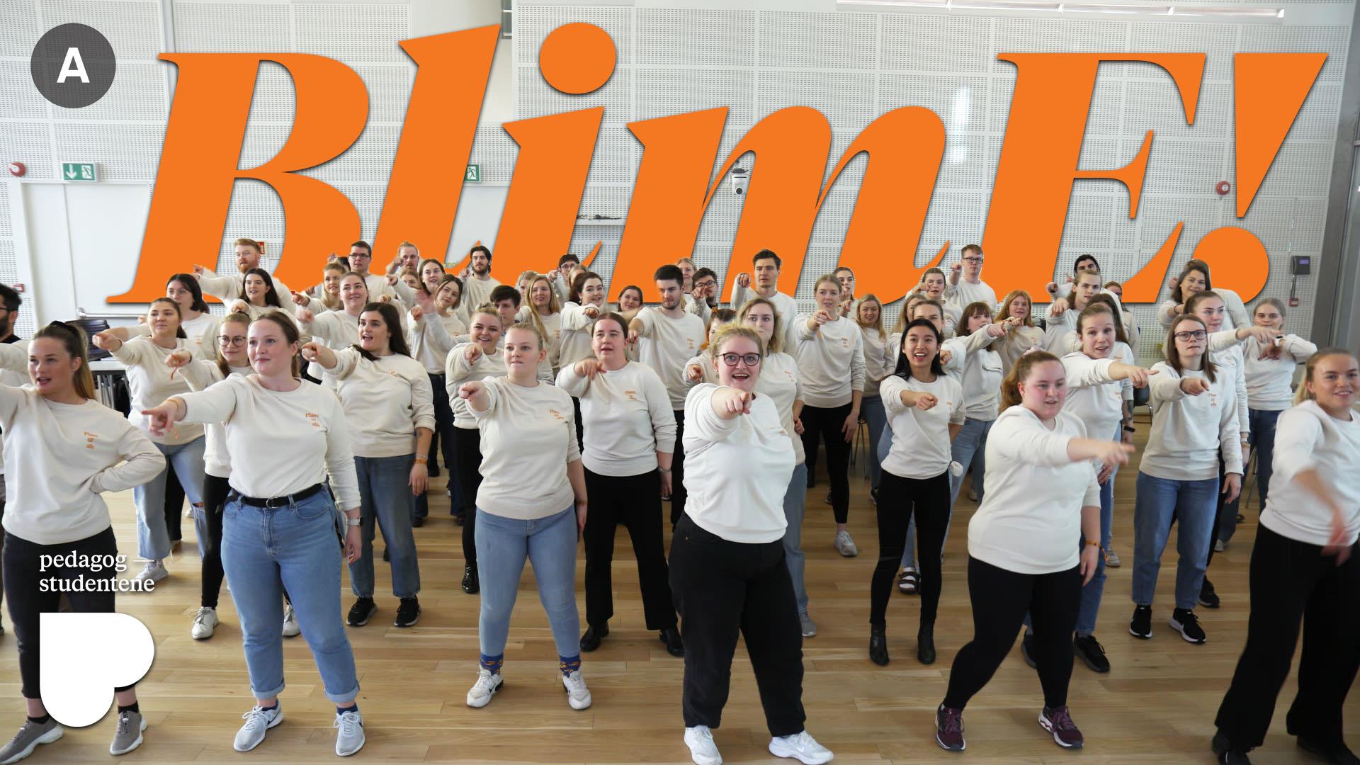 Gruppe mennesker med samme genser er avbildet mitt i en dans. Øverst i bildet står det med store bokstaver "BlimE!". Foto med tekst. 