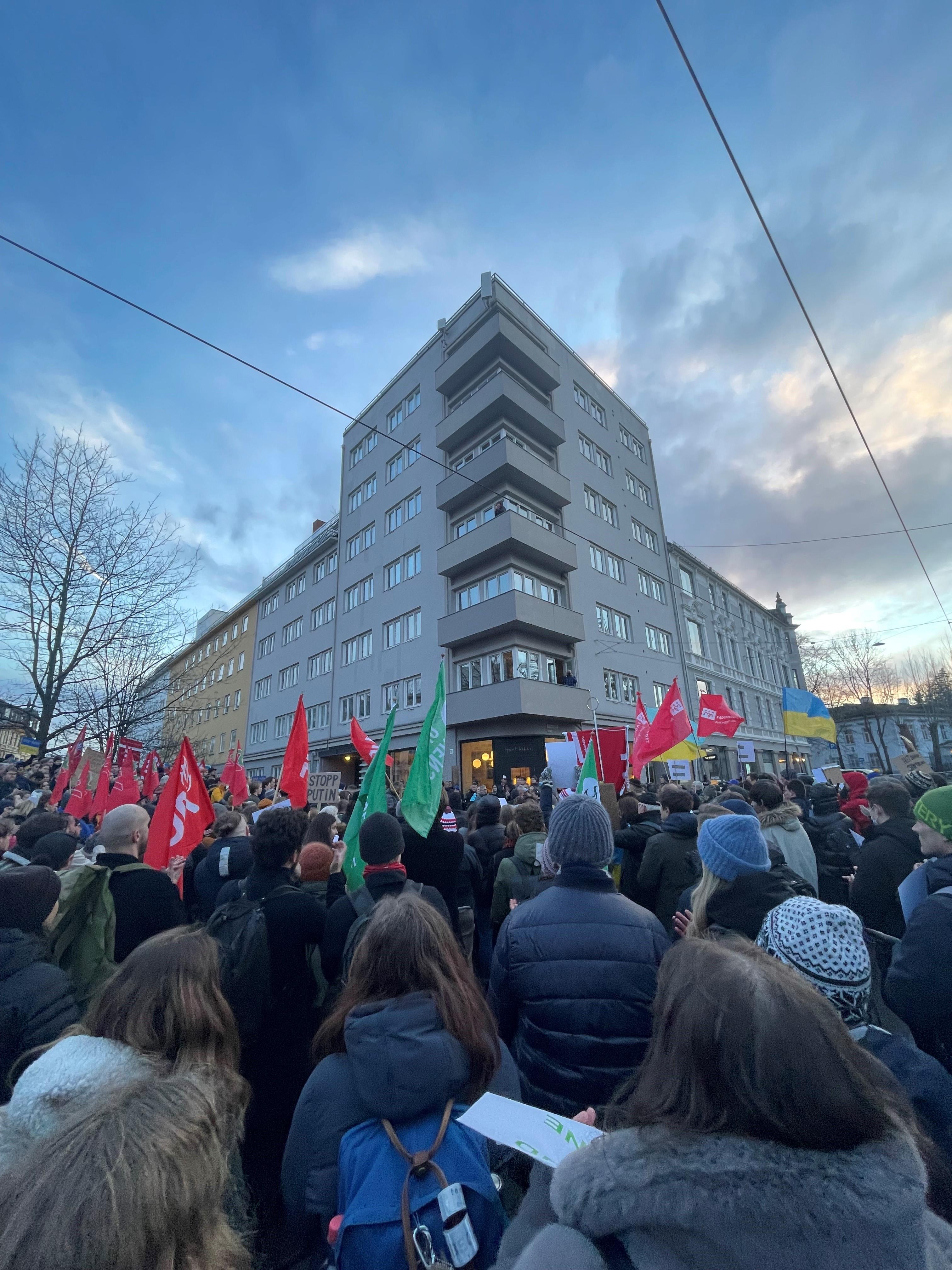 Folkemengde demonstrerer foran Den russiske ambassade. Foto. 